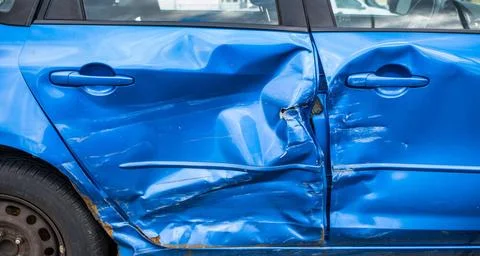 Blechschaden an Auto nach Unfall. Schaden für Autoversicherung. Reperatur.. Stock Photos