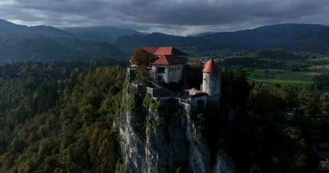 Bled Castle perched on rocky cliff above forested landscape in Bled, Slovenia. Stock-Footage 330877012