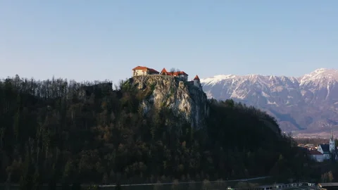 BLEED CASTLE LAKESIDE 4k 動画素材 319328862