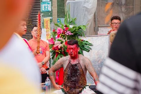 Bleeding spirit medium performs ritual at Taiwanese temple ceremony 스톡 사진