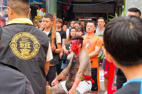 Bleeding spirit medium from Sanzuhui performs ritual at Taipei temple Stock-Fotos