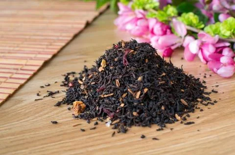 Blend of black tea on a table with colours2. Foto stock