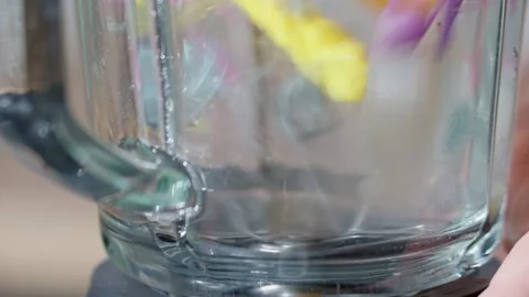 Blender Breaking Plastic into Microplastic Debris Vidéo 297200734