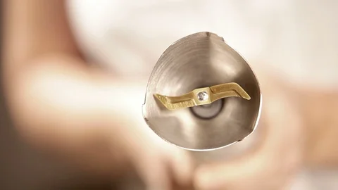 Blender close-up shot: static at first then starting to rotate quickly 動画素材 107402529