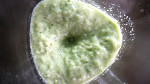 Blender grinds vegetables Stock-Footage 135517194