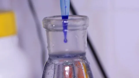Blending the blue solution in a laboratory flask Video stock 84238470