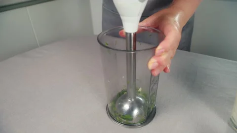 Blending greens for sauce Vídeo Stock 165666298