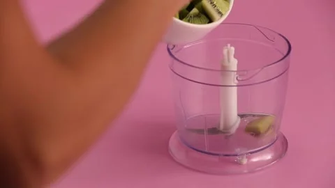 Blending kiwi fruit in a blender Video stock 133810667