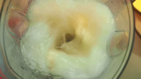 Blending pineapple juice Stock-Footage 128003195