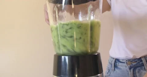 Blending the smoothie Video stock 148186978