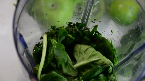 Blending spinach, cucumber, ice to make a healthy green smoothie. green detox 库存影片 156382078