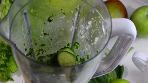 Blending spinach, cucumber, ice to make a healthy green smoothie. green detox Stockbeeldmateriaal 156382679
