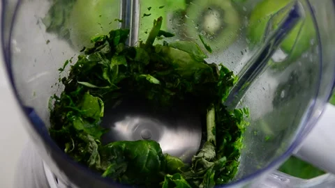 Blending spinach, cucumber, ice to make a healthy green smoothie. green detox 库存影片 156382743