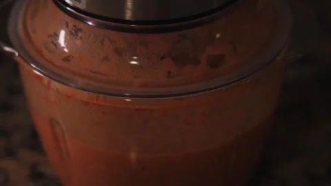 Blending tomatoes for spanish gazpacho process. 動画素材 345664573