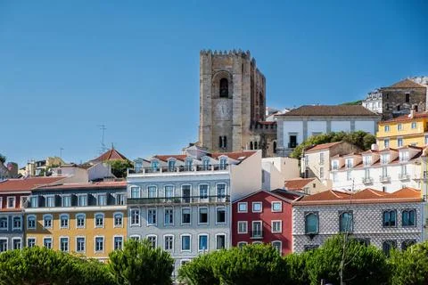 Blick auf das Museu Tesouro da Se Patriarcal de Lisboa und die Altstadt vo... Stock Photos
