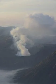 Blick auf den Vulkan Bromo kurz nach Sonnenaufgang. Der 2329 m hohe Vulka... Stock-Fotos