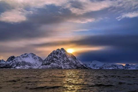 Blick auf die verschneiten Berge mit tiefstehender Sonne und einem tollen Stock Photos