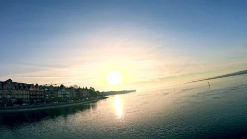 Blick auf einen Zug, der die Seerheinbrücke bei Sonnenaufgang passiert. Vidéo 238701686
