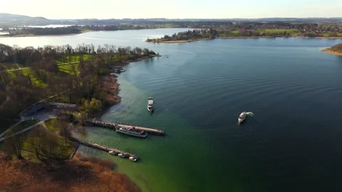 Blick aus der Luft auf den Chiemsee, Bayern. Touristen steigen an der Stock Footage 319912674