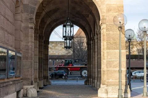   Blick durch den Eingangsbereich des Opernhaus auf einen übergroßen Teiln. Stock Photos