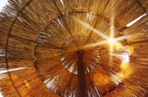 Blick durch einen Strohschirm zur Sonne Blick von unten durch einen Sonnen... Stock Photos