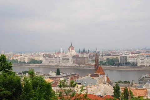 Blick über Budapest mit Parlament Von der Fischerbastei in Budapest herunt.. Fotos de archivo