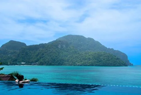 Blick vom Infinity-Pool auf den Koh Phi Phi Inseln. Views of infinity pool... Stock Photos
