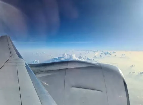 Blick von einem Flugzeug auf den Motor und die Wolken über den Malediven *.. Stock Photos