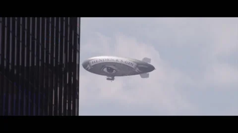 Blimp flying between buildings Vidéo 56888301