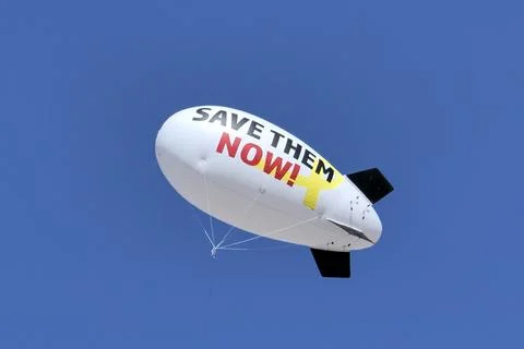 Blimp-shaped balloon calling for hostages' release launched outside Netanyahu's  Foto stock