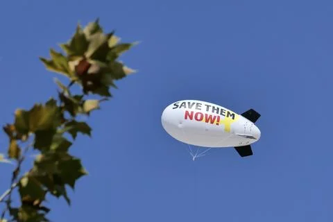 Blimp-shaped balloon calling for hostages' release launched outside Netanyahu's  Foto stock