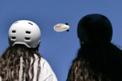 Blimp-shaped balloon calling for hostages' release launched outside Netanyahu's  Foto stock