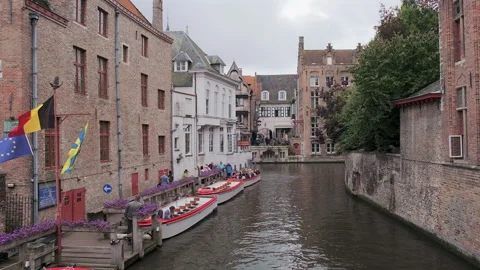 Blind Donkey Bridge river view of parked tourist boats, Bruges, Belgium Video stock 290200823