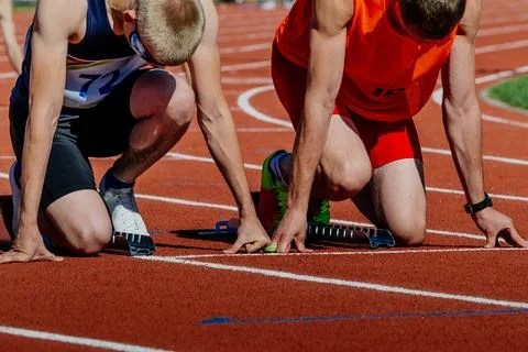 Blind para athlete runner with guide in starting blocks ready running race Foto stock
