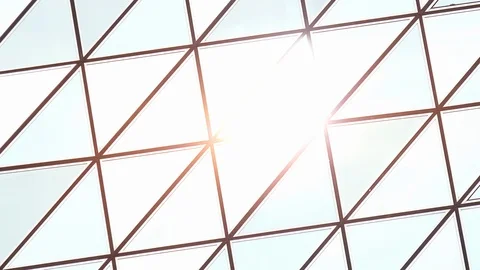 Blinding light of sun reflection in glass detail of urban architecture Vídeos de archivo 95415633