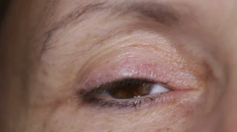 Blinking eye macro 库存影片 33971639