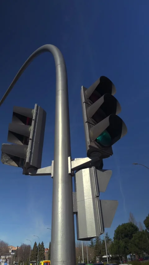 Blinking green traffic light signal against blue sky Video stock 329510176