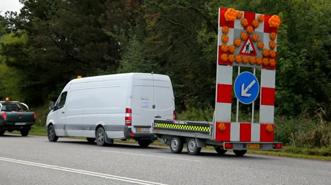 Blinking traffic sign on wheels Video stock 29993367