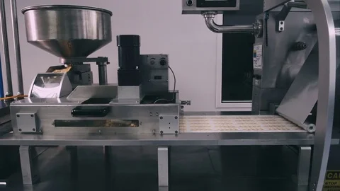 Blister pack machine in supplement drug manufacture Stockbeeldmateriaal 76754845