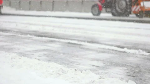 Blizzard covering frozen streets with snow fall Video stock 59644222
