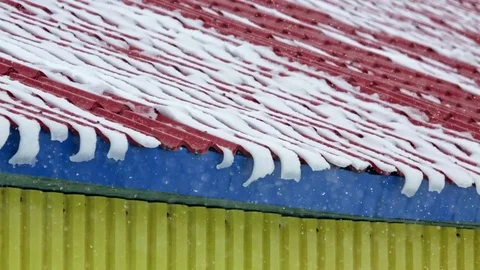 Blizzard. Snow is falling from the roof Vídeo Stock 84659416