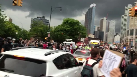 BLM Protest in Brooklyn. Tensions Rise Under Stormy Skies Vidéo 141009482