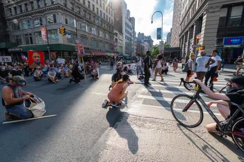 BLM Protestors block the intersection and continue to demonstrate. 스톡 사진