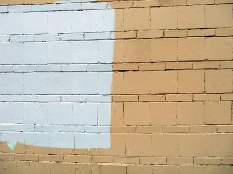 Block and brick wall painted in beige and white Foto stock