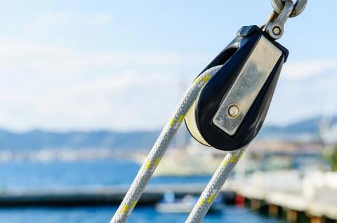 Block with main sheet rope Фото