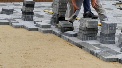 Block paving being laid by construction bricklayer for driveway 動画素材 106444509