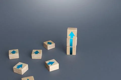Block tower of arrows and extra blocks. Growth, development progress concep.. Fotos de archivo