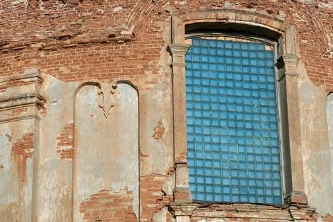 Block window in the wall of an old brick building in the antique style with c Foto stock