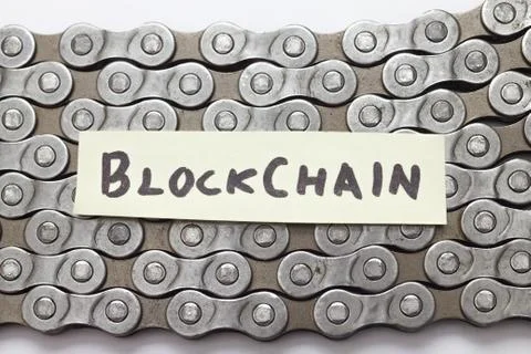 Blockchain concept text on bicycle chain Foto stock