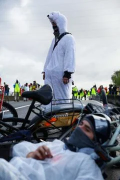Blocking of the TotalEnergies site in Feluy by the 'Code Rouge' coalition, Belgi Stock-Fotos